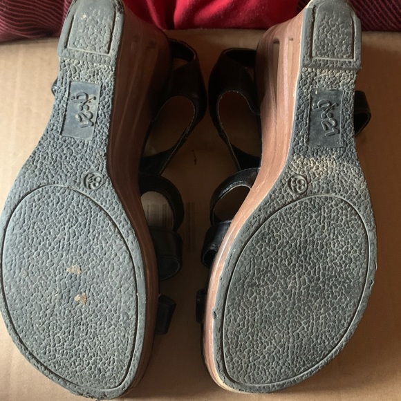 Black Sandals Size 8.5 - Picture 5 of 5